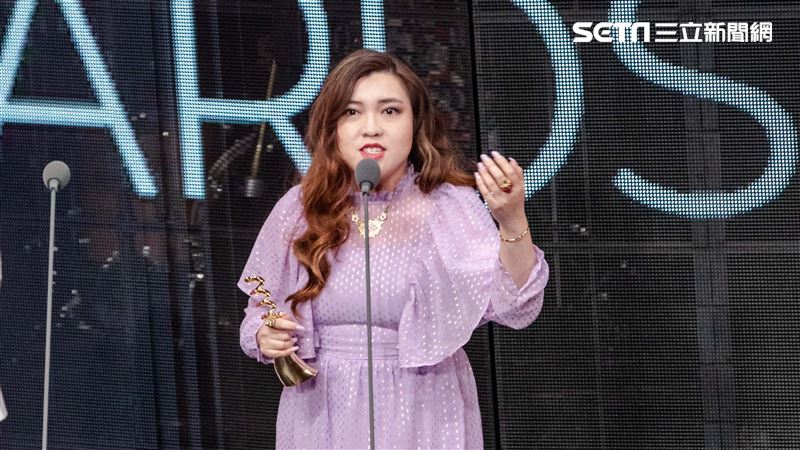 香港女星奪金音獎！泣訴黑警衝進校園