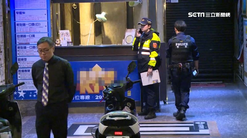 喝茫醉漢踹警車　下一秒遭警上銬送辦