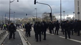 義大利廣場情勢緊張 大批警力包圍現場法國黃背心運動一週年爆衝突，義大利廣場（Place d’Italie）情勢緊張，共有105人遭警方盤查、1500多人遭預防性拘留。圖為巴黎市政府出動大批警力包圍現場，禁止人員出入。中央社記者曾婷瑄巴黎攝  108年11月17日