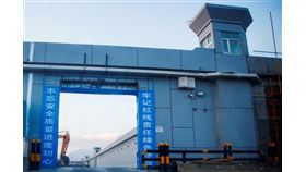 中國政府將新疆再教育營稱為「集中教育培訓學校」，相關設施高度保密。紐時取得的403頁文件，揭露中國國家主席習近平等高層指示，促成再教育營建設。（檔案照片／路透社提供）