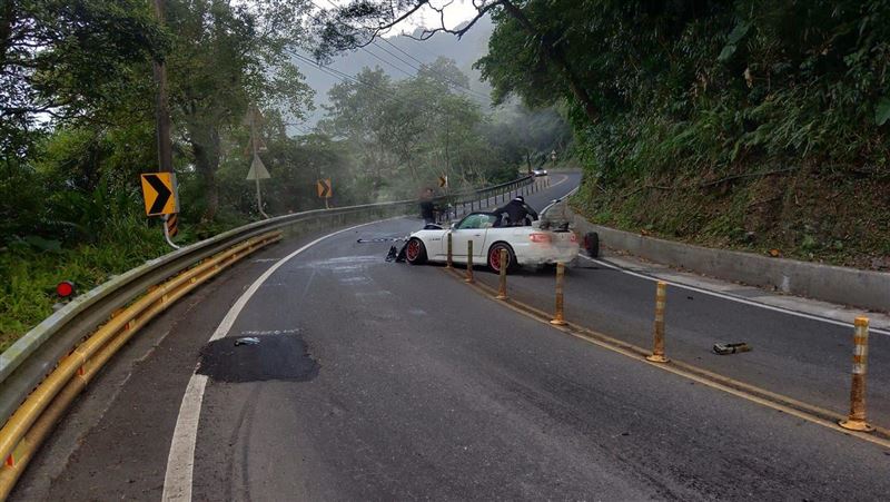 7天撞2台！神車北宜自撞護欄網崩潰