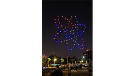 南部科學園區管理局舉辦第0屆無人機群飛競賽，首場16日台中登場，由森泰儀器公司打頭陣，晚間7時共有100台無人機升空，在9分鐘表演時間內，隨著音樂與故事鋪陳排列出圖案，引起陣陣驚呼。中央社記者蘇木春攝