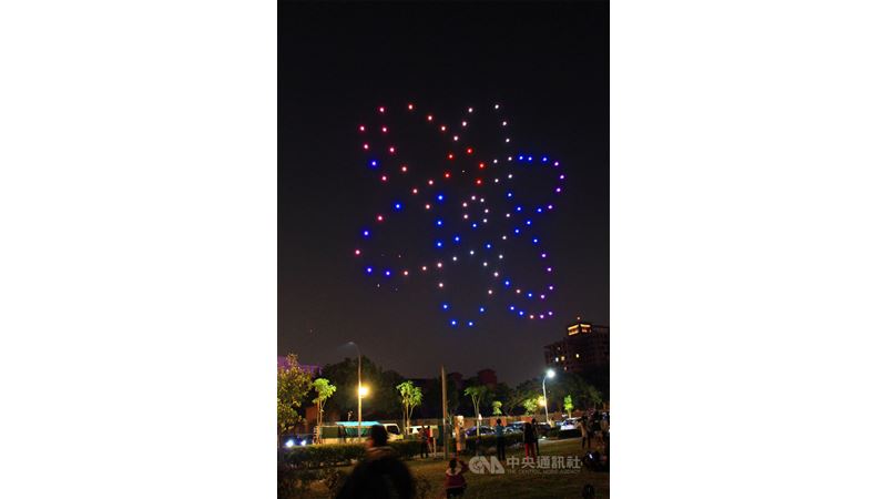 無人機群飛競賽　圖案點亮夜觀眾讚嘆