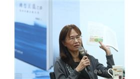 「轉型正義之路：島嶼的過去與未來」新書發表會16日在台北舉行，作者周婉窈出席表示，希望透過這本書與年輕人對話，讓年輕世代關注過往傷痛與歷史。中央社記者王騰毅攝