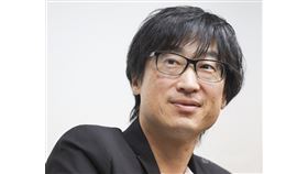 台裔日本作家東山彰良現年51歲，本名王震緒，5歲隨家人移居日本福岡，16日在台出席「靜與流－文學生產與文學交流」對談活動，分享文學創作點滴。中央社記者謝佳璋攝　