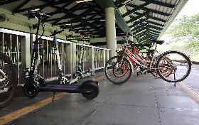 新加坡電動踏板車停放地鐵站外