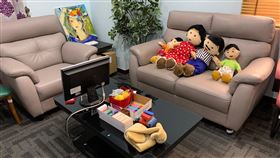 地檢署繽紛暖調溫馨室地方檢察署總給人冷冰冰的感覺，但大多數人不知道，地檢署內設有暖色調裝潢的溫馨談話室，粉色調的房間呈現溫暖氛圍，兩張軟皮沙發搭配深綠色植栽，營造出放鬆氣氛，讓被害人能在較無壓力環境陳述傷心歷程。中央社記者葉臻攝  108年11月17日