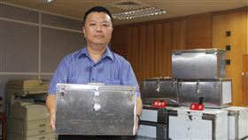 基隆地檢署送閱箱　裝滿重達11公斤基隆地檢署目前使用的大型送閱箱裝滿後約11公斤，主任檢察官張友寧（圖）說，長期下來造成工友職業傷害，導致工友流動率攀升。基檢擬訂購較輕薄的鐵製大型送閱箱27個，小型送閱箱30個。中央社記者王朝鈺攝  108年11月17日