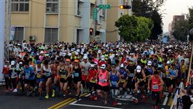 澎湖遠航馬拉松賽登場2019年度最終場的澎湖遠航馬拉松賽，17日在風和日麗的天候下鳴槍起跑，4200多名選手依序出發，場面壯觀。中央社  108年11月17日