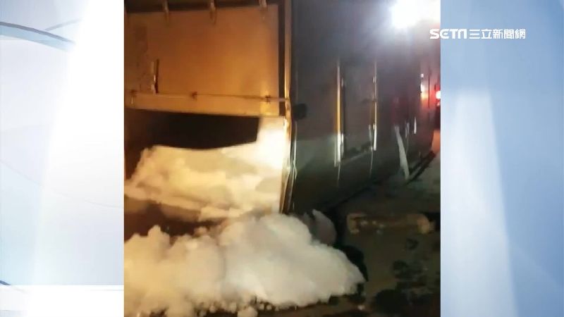 疑看到黑影急踩煞車　貨車自撞翻覆