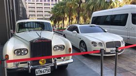 林志玲復古禮車旁則是AKIRA白色賓利Flying Spur（右）跑車。（圖／記者邱于倫攝影）