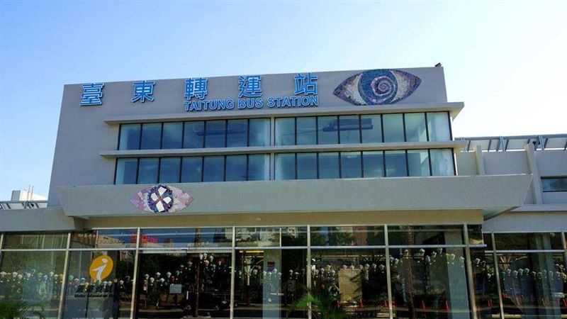 一隻手垂在外面！轉運站公廁驚見男屍