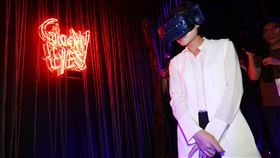 文化科技國際論壇將登場  鄭麗君體驗VR動畫2019文化科技國際論壇4日登場，文化部長鄭麗君（圖）3日率先體驗屢獲世界VR獎項的VR動畫Gloomy Eyes。中央社記者王騰毅攝  108年10月3日