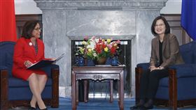 總統與馬紹爾總統海妮會談（3）總統蔡英文（右）25日在總統府與馬紹爾群島共和國總統海妮（Hilda C. Heine）（左）會談，盼深化兩國交流，提升友好的雙邊關係。中央社記者鄭傑文攝　108年10月25日