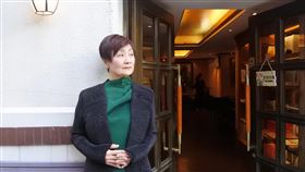 上海作家淳子談張愛玲上海作家、電台主持人淳子說，和一般學術研究者不同，她是以「同城女子」的身分和心情研究張愛玲。圖中為她在張愛玲故居常德公寓一樓咖啡館外留影。中央社記者張淑伶上海攝  108年11月17日