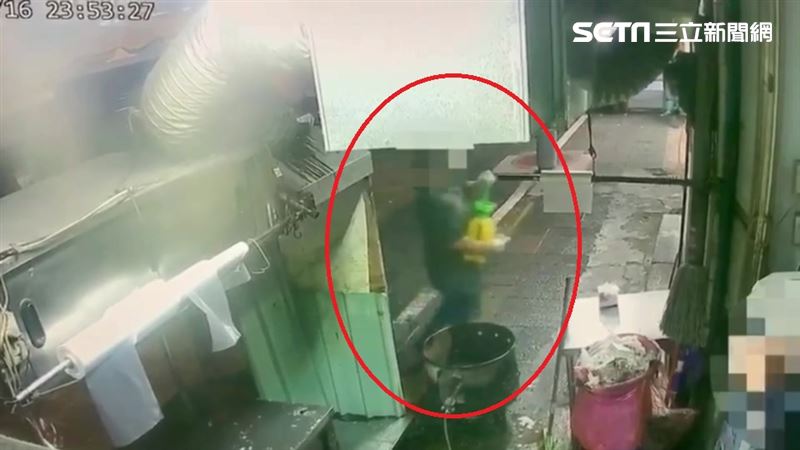 惡女找黑道上臭豆腐名店　潑尿討債