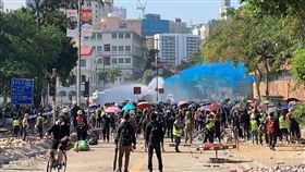 香港警方17日中午調派兩輛水炮車駐守理工大學旁的漆咸道南與柯士甸道交界，下午1時50分起，開始噴灑藍色水柱驅離示威者。（圖取自香港電台網頁news.rthk.hk）
