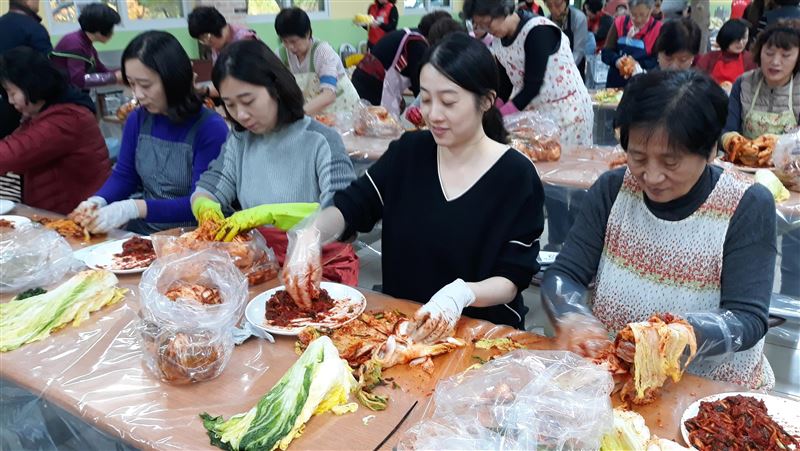 韓華僑婦聯會醃製泡菜　分享弱勢族群