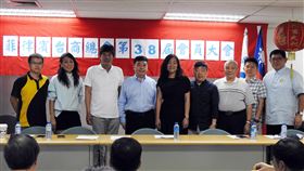 菲台商總會新任總會長出爐　盼加強公益服務菲律賓台商總會17日舉行會員大會，選出新任總會長黃雅惠（中）、監事長李聰福（左4），將接掌2020、2021年會務工作。中央社記者陳妍君馬尼拉攝　108年11月17日