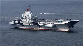 美國防情報研析中國軍力（3）美國國防情報局發布新的中國軍力報告，指中國藉挑戰他國對東海與南海主權的主張、建造航艦，形塑區域龍頭地位。圖為2017年訪問香港時的遼寧號航空母艦。中央社記者陳亦偉攝　108年1月16日