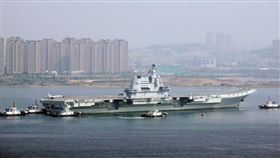 中共解放軍首艘自製航母002艦日前在渤海展開第8次海試的畫面。（圖/翻攝大公報）