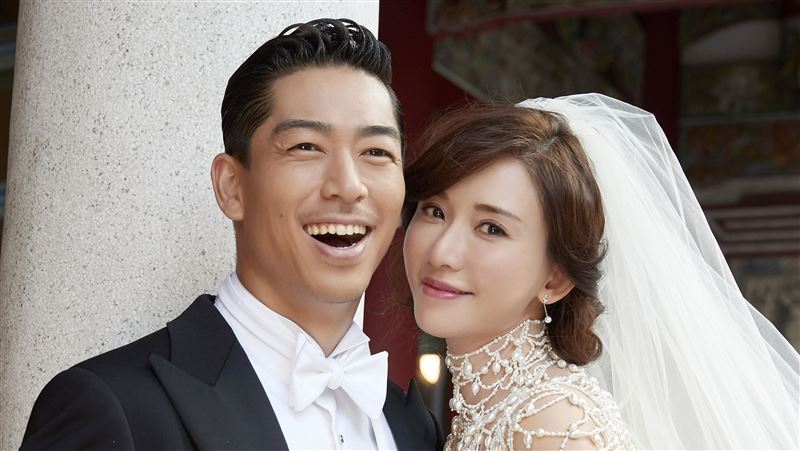 絕美婚紗照全曝光！林志玲甜靠燦笑尪