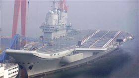 中共首艘自製航空母艦在10月間舉行風八次海試。（圖／翻攝大公報）