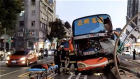 台北,客運,分隔島,交通號誌桿,受困（圖／翻攝畫面）