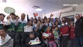 企業文教基金會秉持著節能減碳的政策，推動「綠光教室」幫助社福機構，汰換老舊燈具，換成節能的LED燈省下電費支出外，也能達到減碳愛地球的精神。