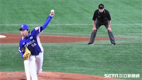 ▲中職裁判紀華文參與執法。（圖／記者王怡翔攝影)