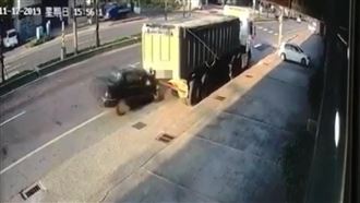 汽車追撞瞬間曝！玻璃四散、車頭變形