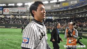 ▲12強日本隊秋山翔吾一同繞場。（圖／記者王怡翔攝影）    