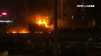 港警鎮壓理大失控　裝甲車遭襲陷火海
