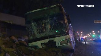 公車衝上分隔島　駕駛自己一頭霧水