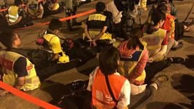 港警攻理工大學！逮捕逾50名醫護　雙手反綁「不准救人」▲。（圖／翻攝自延長賽OverTime臉書）