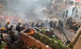 警攻堅理大！示威者欲離開校園…遭催淚彈攻擊（圖／翻攝自Stand News 立場新聞）