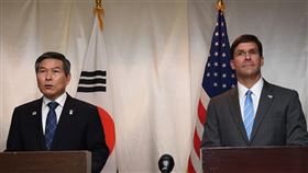 韓美日國防部長17日在泰國曼谷三邊會談。左為南韓國防部長官鄭景斗、右為美國國防部長艾斯培。（韓聯社提供）