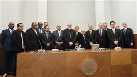 台梵外交高層出席研討會  同聲挺普世價值外交教廷外長蓋拉格（左6）、中華民國外交學院代表秦日新（右2）與多國外交高層出席一場研討會，同聲呼籲外交政策應重視普世價值。（駐教廷大使館提供）中央社記者黃雅詩梵蒂岡傳真  108年11月18日