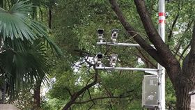 上海街道社區  隨處可見電子監控（1）上海隨處可見各種類型的監視器。英國數據研究公司Comparitech在2019年的報告指出，每1000人分配到的閉路電視（CCTV）攝影機監視器數量，上海在全球城市排名第3。中央社記者張淑伶上海攝  108年11月18日