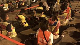 香港17日仍有「反送中」示威衝突，當中以理工大學周邊最為嚴竣；警方18日清晨包圍校園，並逮捕了大批黑衣人，多名在理工大學內的醫護人員也遭警方強行約束。（圖取自twitter.com/nathanlawkc）