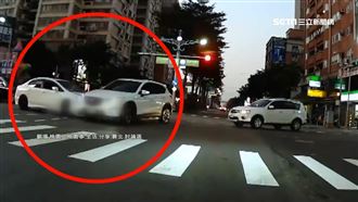 路口趕超前　左轉車、直行車加速互撞