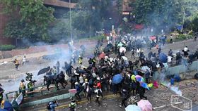 警攻堅理大！示威者欲離開校園…遭催淚彈攻擊（圖／翻攝自Stand News 立場新聞）