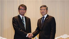 日本防衛大臣河野太郎（左）17日與南韓國防部長鄭景斗（右）會談，要求南韓針對GSOMIA即將失效做出明智因應措施，但雙方堅持各自立場沒有交集。（韓聯社提供）