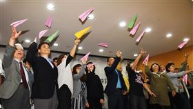 自由飛期許香港航向自由台灣制憲基金會「自由‧飛」紀錄片首映記者會18日在台大校友會館舉行，監製王美琇、劇組及與會貴賓一起射紙飛機，期許香港航向自由。中央社記者施宗暉攝  108年11月18日