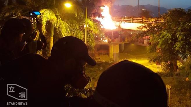 港警宣稱可離開　港記者實測卻中陷阱