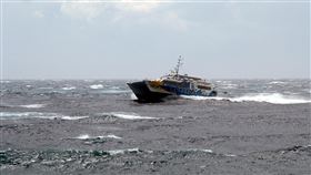 東北風影響  台東離島船班異動受東北風影響，海面風浪增強，台東往返蘭嶼、綠島船班異動，19日蘭嶼船班全部取消。圖為17日台東海況。（李姓民眾提供）中央社記者盧太城台東傳真  108年9月18日
