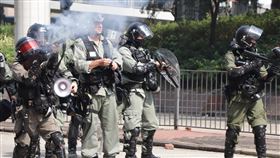 反送中警民衝突　聚集理工大學（2）香港理工大學18日成為反送中主戰場，警方封鎖周圍500公尺，漆咸道和金馬倫道周圍爆發衝突。外圍有示威者想進入理大支援，防暴警察多次放催淚彈阻止。中央社記者張謙香港攝 108年11月18日