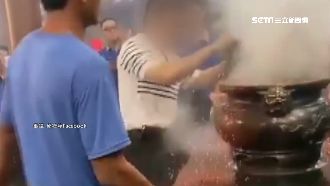 男狂弄熄香頭！撥撒香灰惹眾怒遭趕走