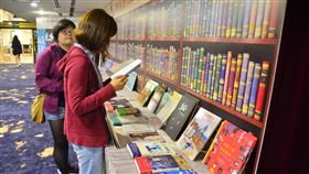 新北市府推廣兒童權利公約（1）為使兒童人權的觀念能深入到學校、社區及家庭各角落，新北市政府18日舉辦記者會推廣聯合國訂定的「兒童權利公約」，並公布兒少人權經典讀物書單。中央社記者黃旭昇新北攝  108年11月18日