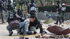 反送中警民衝突　聚集理工大學（8）香港理工大學18日成為反送中主戰場，警方封鎖周圍500公尺，漆咸道和金馬倫道周圍爆發衝突。外圍有示威者想進入理大支援，防暴警察多次放催淚彈阻止。中央社記者張謙香港攝 108年11月18日